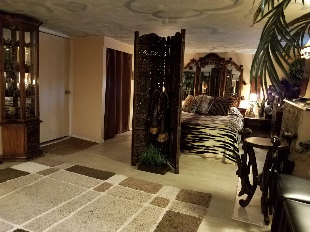 Отель Exotic Large Basement Studio Монреаль Экстерьер фото